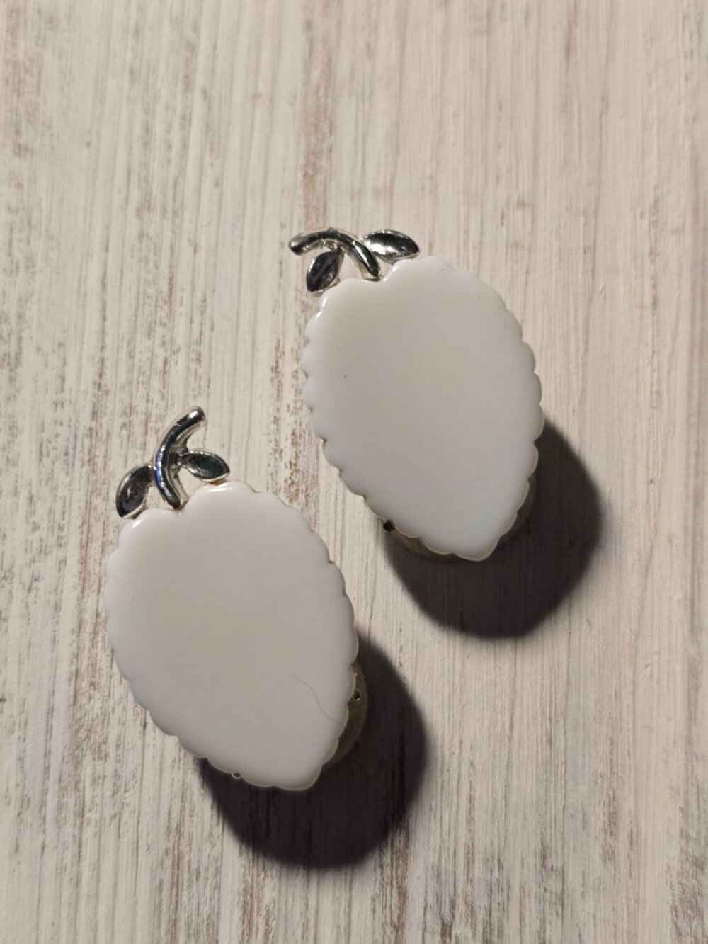 Vtg 1950s Lisner White Thermostat Cabochon Leaf Silvertone Bridal Pair Shoe Clip